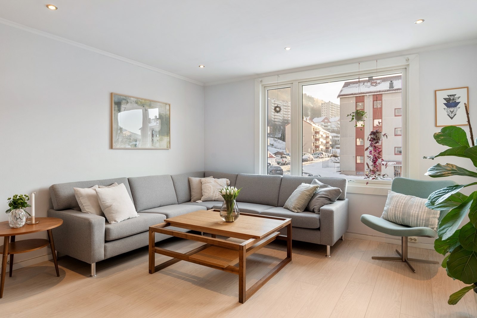 Lyse overflater, downlights i tak samt store vindusflater skaper en luftig atmosfære, uansett årstid. Galleribilde