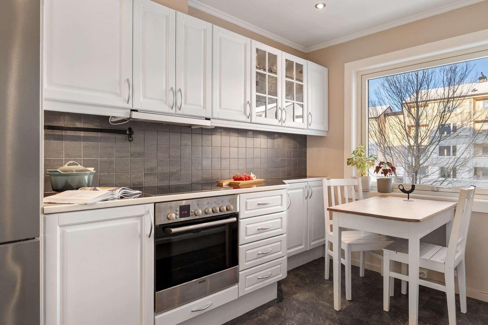 Her er også downlights i tak og stor vindusflate, som gir kokken den riktige atmosfæren. Galleribilde