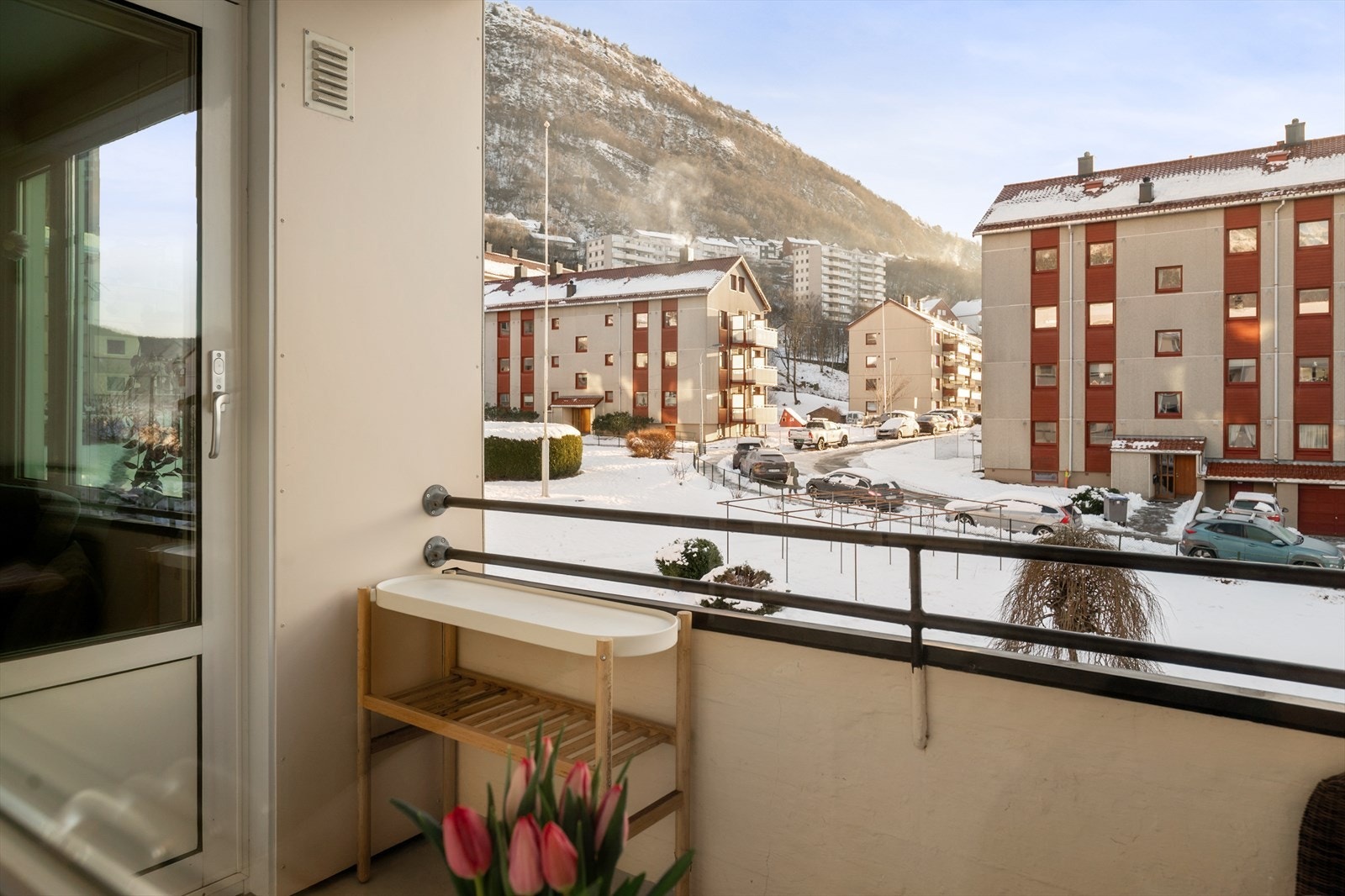 En utrolig bedagelig beliggenhet; tilbaketrukket med naturvennlig utsikt, samtidig meget kort gange til hyppig kollektivtilbud. Galleribilde