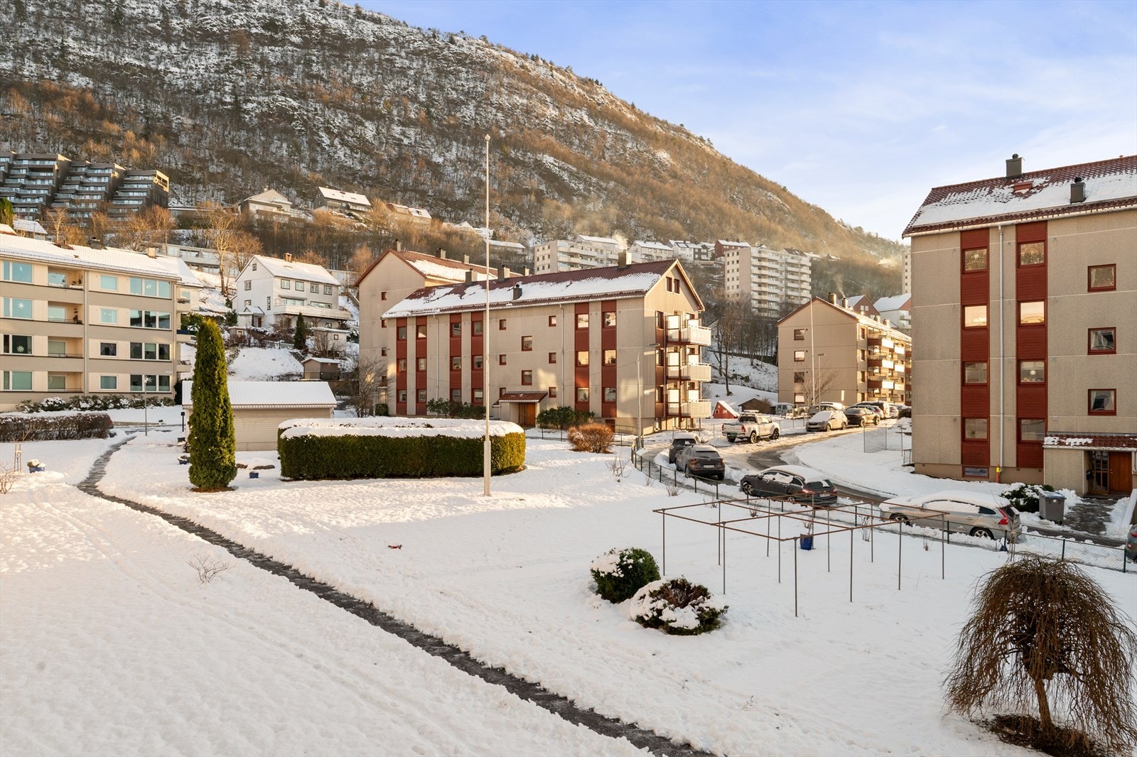 Området kan by på fjellturer som Landåsfjellet, Ulriken og Nattlandsfjellet, og turområder rundt blant annet Tveitevannet. Galleribilde