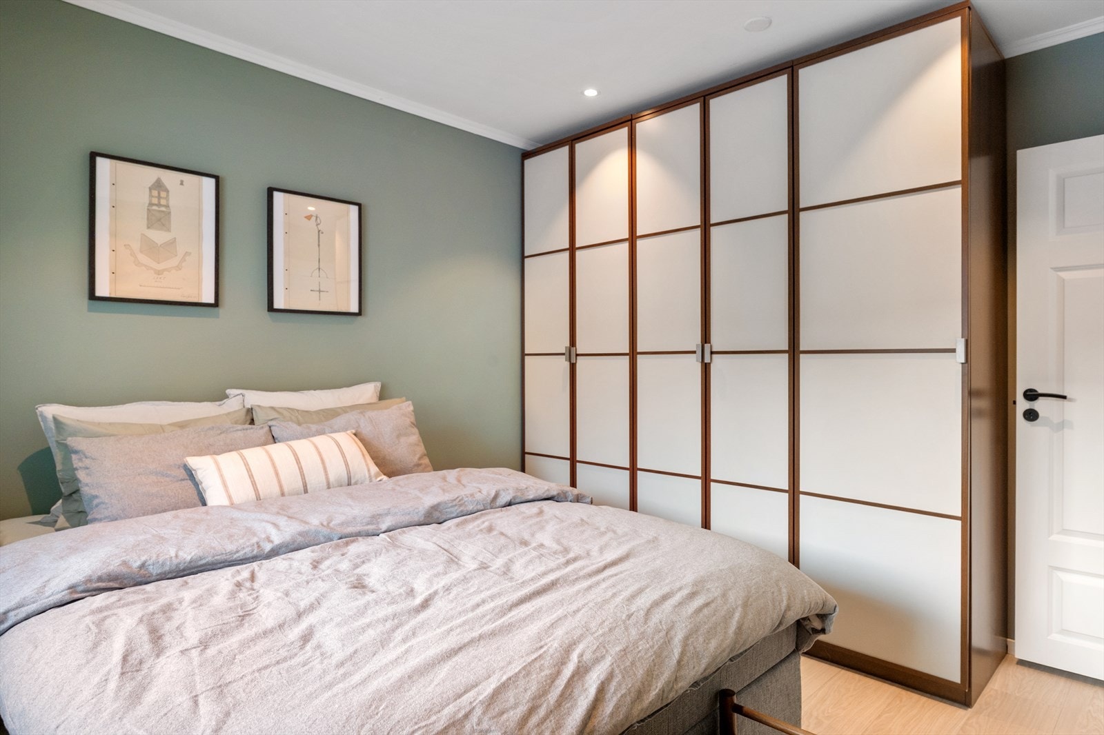 Soverommet er meget luftig med ekstra god takhøyde. Galleribilde