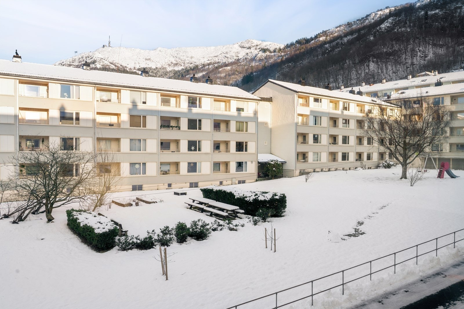 Sentralt beliggende nær Landåstorget med kort vei til Haukeland Sykehus. Gode bussforbindelser like ved, og kort vei til bybanen ved Sletten Senter. Galleribilde