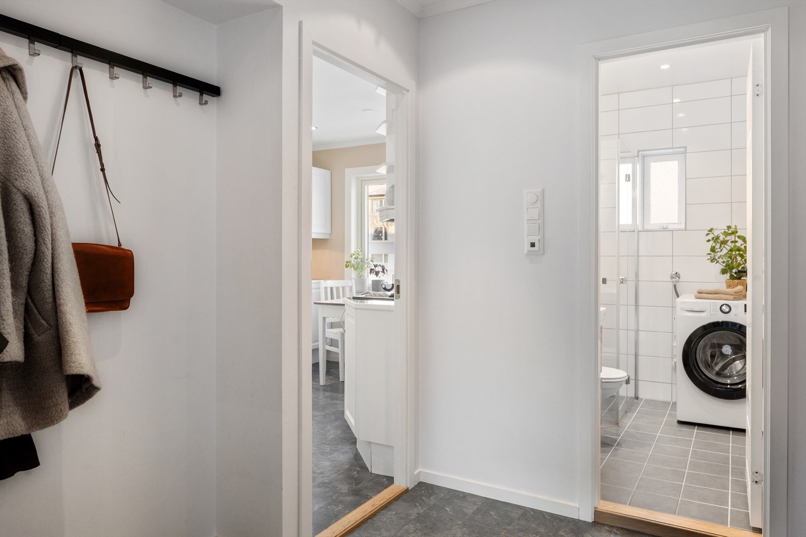 Leiligheten har en meget praktisk planløsning med store luftige rom og en gang med direkte tilkomst til de fleste rom. Galleribilde