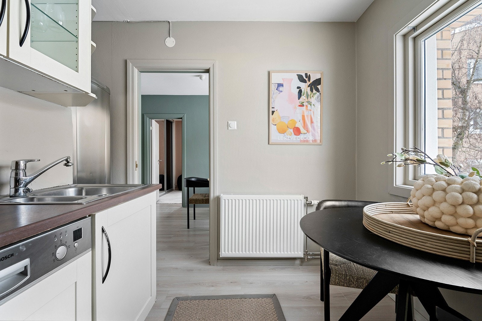 Kjøkken, andre i borettslaget har etablert soverom her og flyttet kjøkken inn i stuen Galleribilde