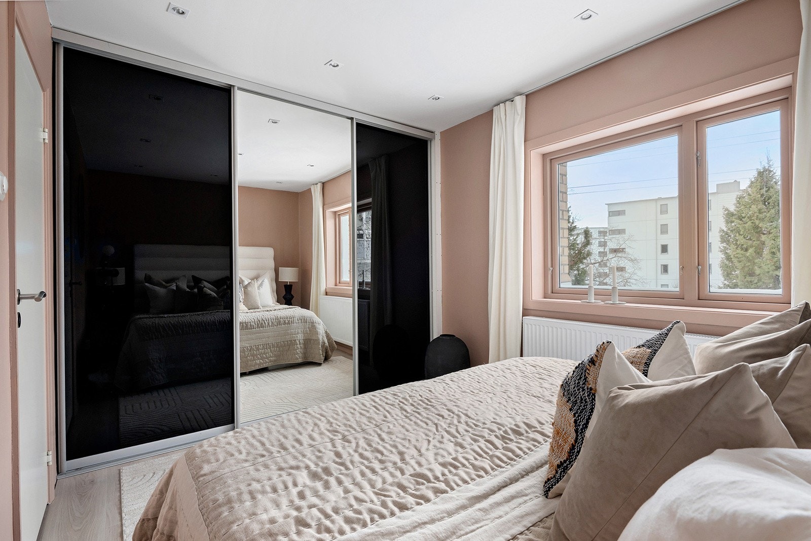 Soverom med romslig skyvedørsgarderobe Galleribilde