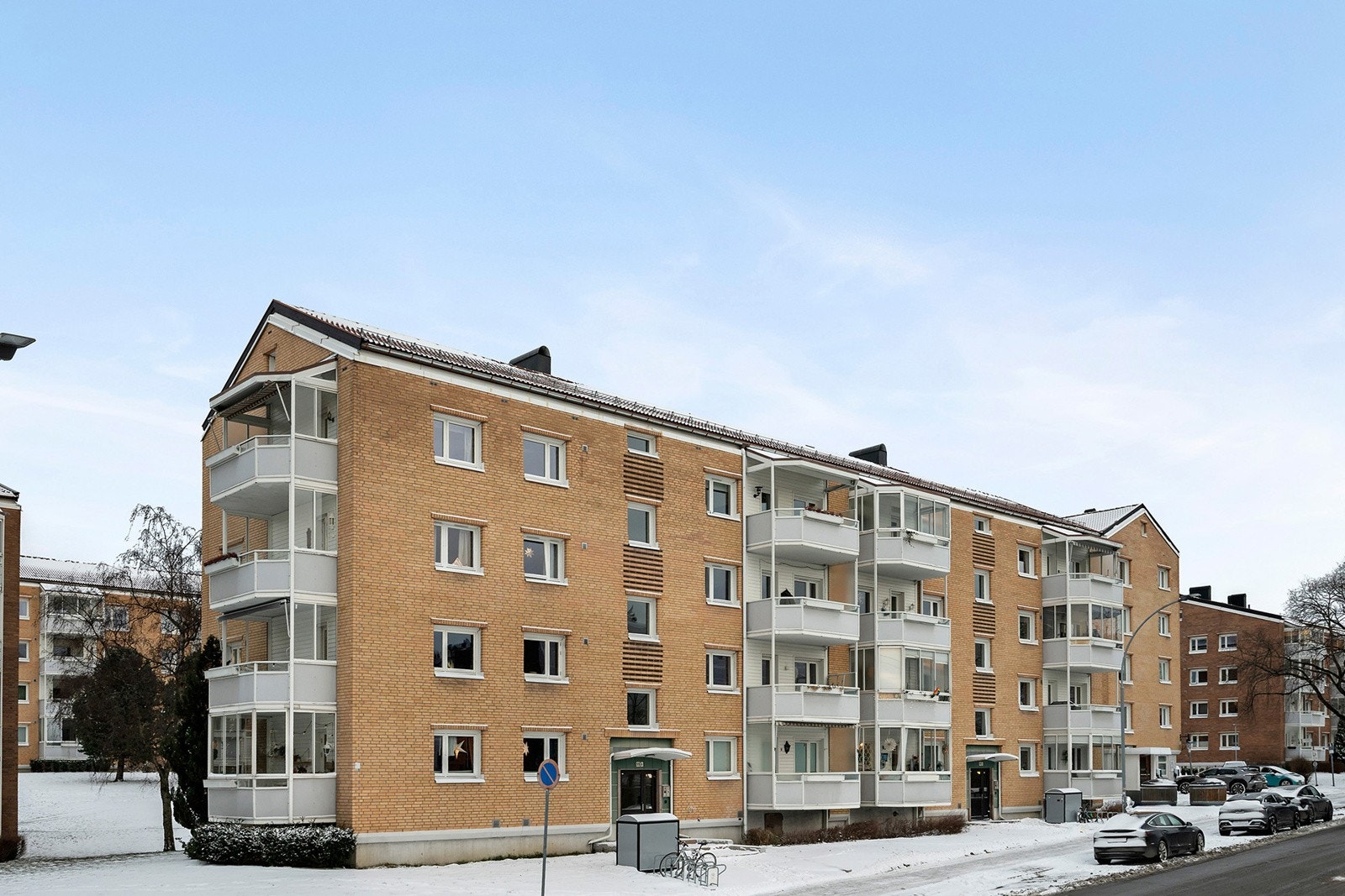 Fasade. Ladestasjoner for el-biler like ved blokken Galleribilde