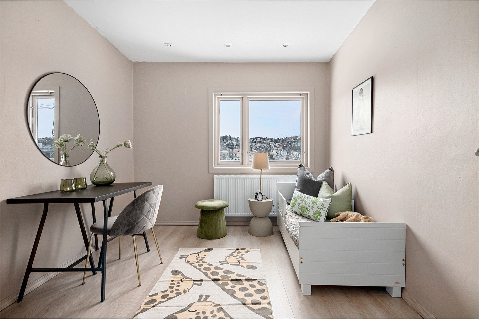 Soverom 2 av god størrelse, kan også brukes som kontor. Downlights i tak Galleribilde