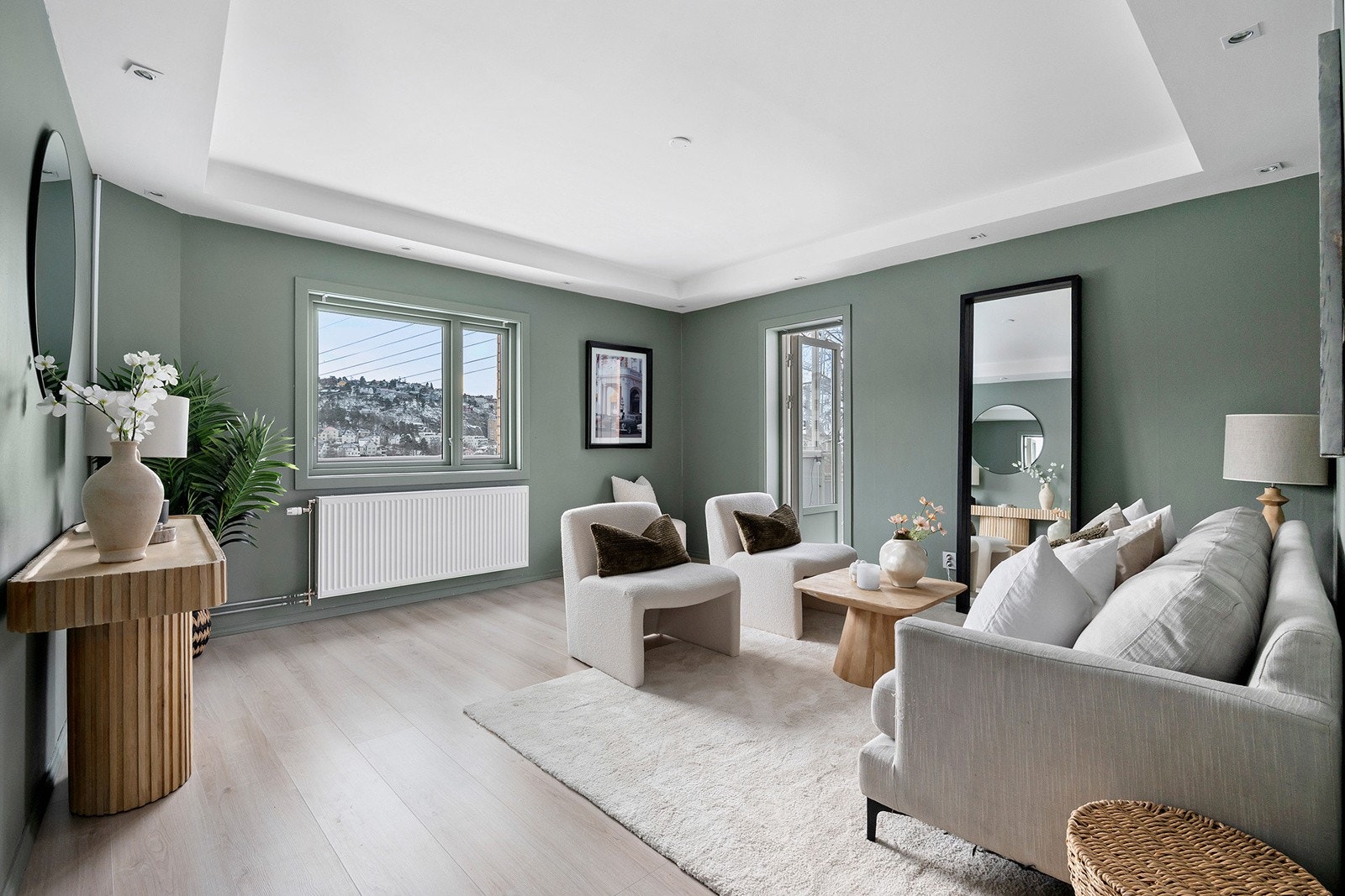 Romslig lys stue med fint utsyn, god plass til sofagruppe Galleribilde