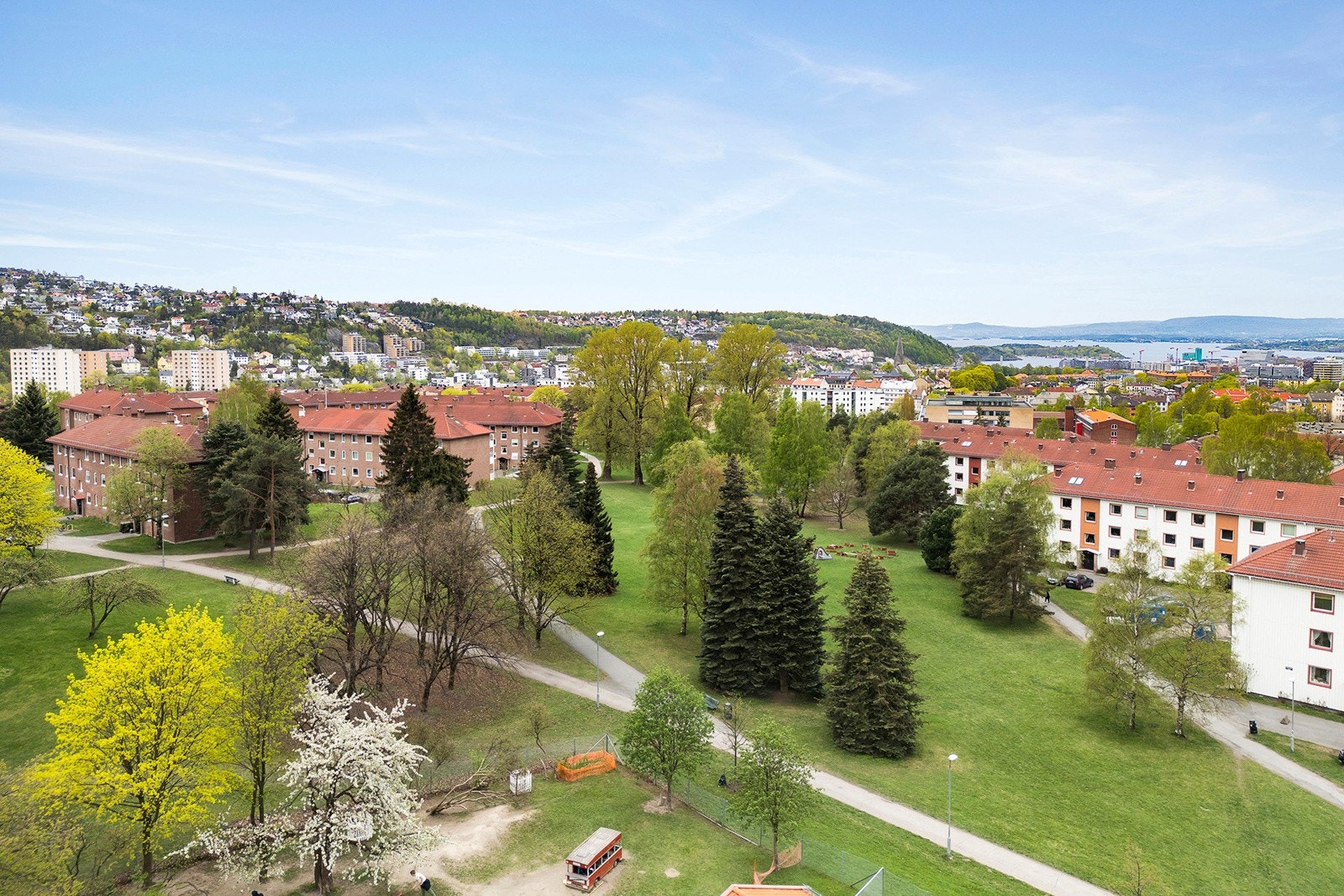 Nærområdet er preget av store grønne fellesarealer. Galleribilde