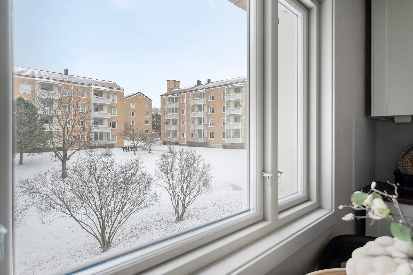 Kjøkkenvindu med fin utsikt over store fine fellesområder. Galleribilde