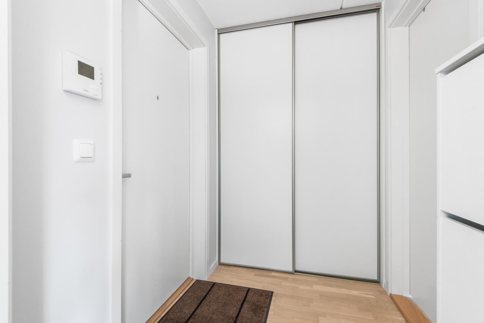 Entre med skyvedørsgarderobe Galleribilde