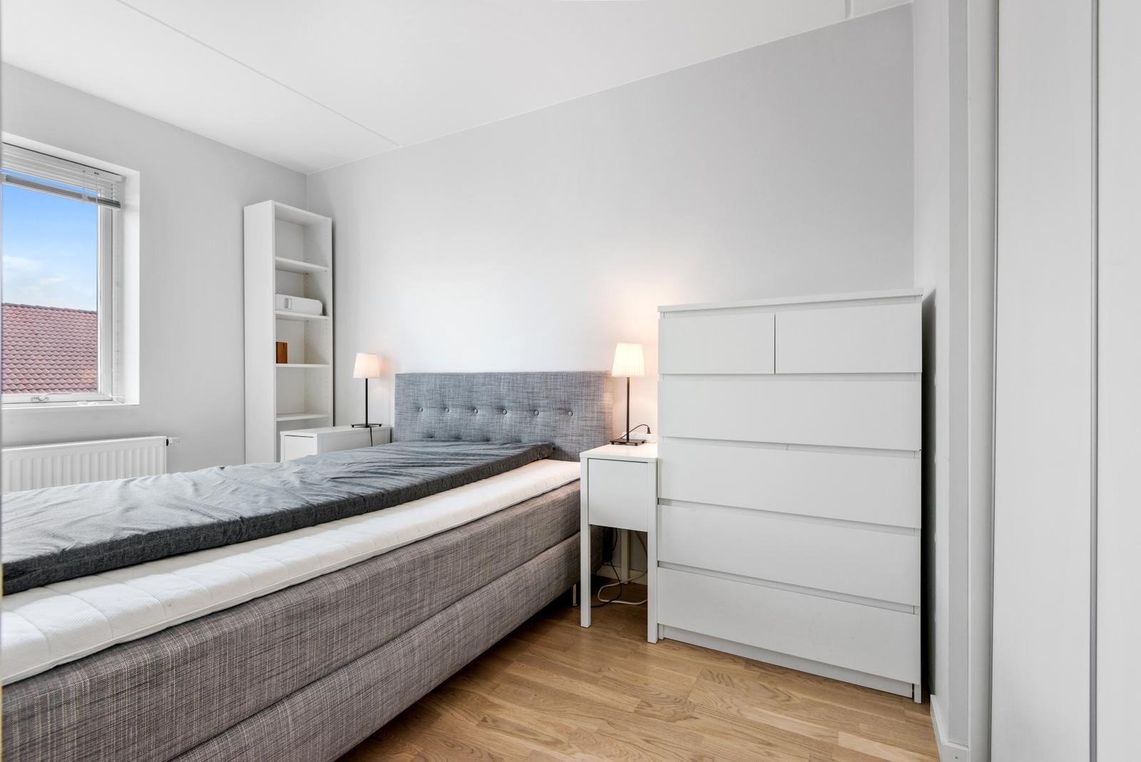 Soverom med dobbeltskyvedørsgarderobe Galleribilde