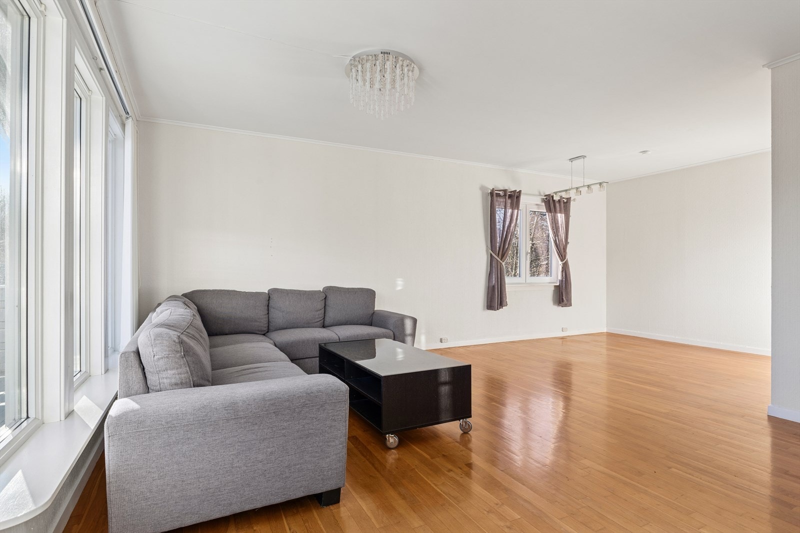 God plass til salong og spisestue Galleribilde