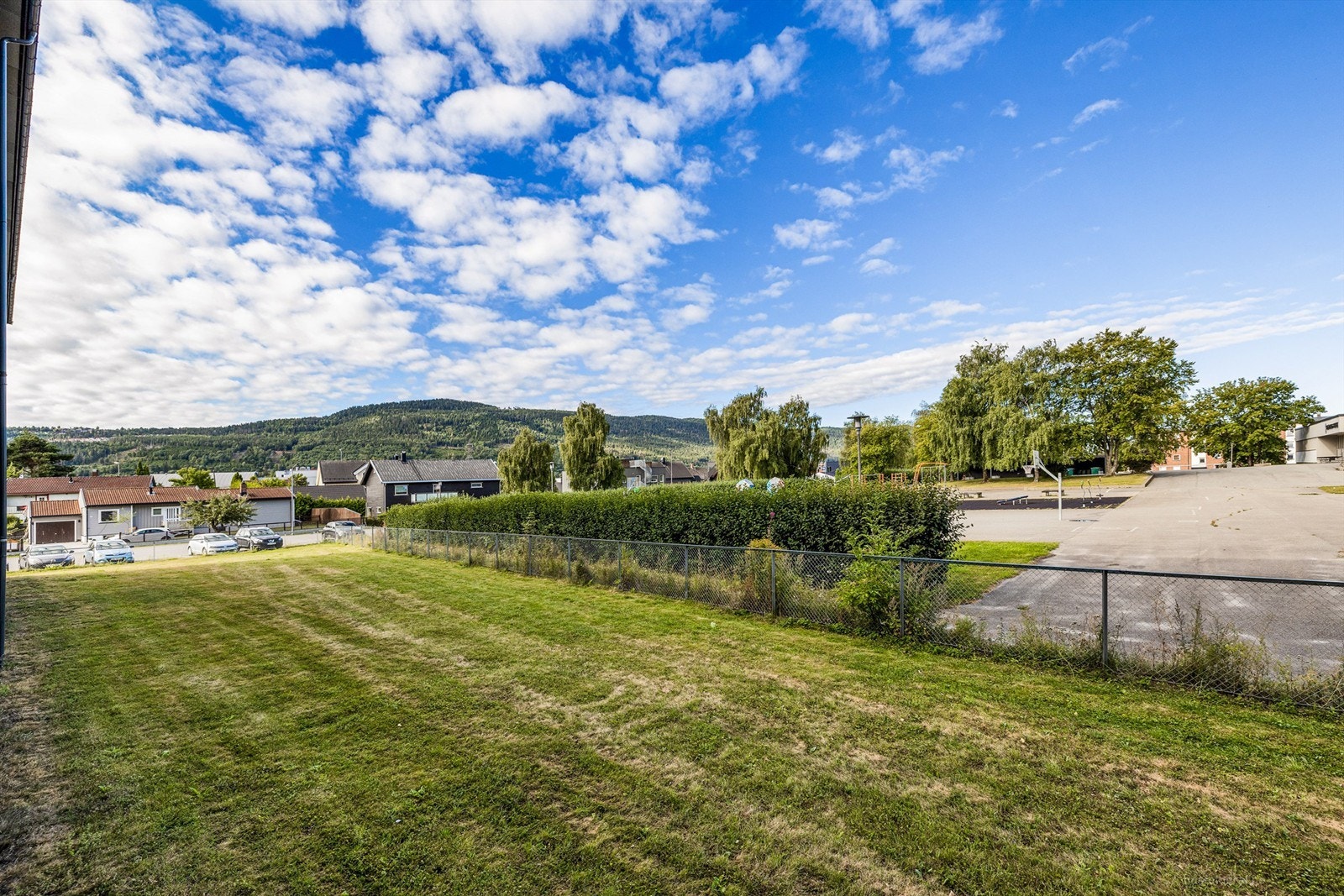 Kort gangavstand til bussholdeplass, barnehager, skoler, Skimore Drammen og Kiwi XL Ligosenteret Galleribilde