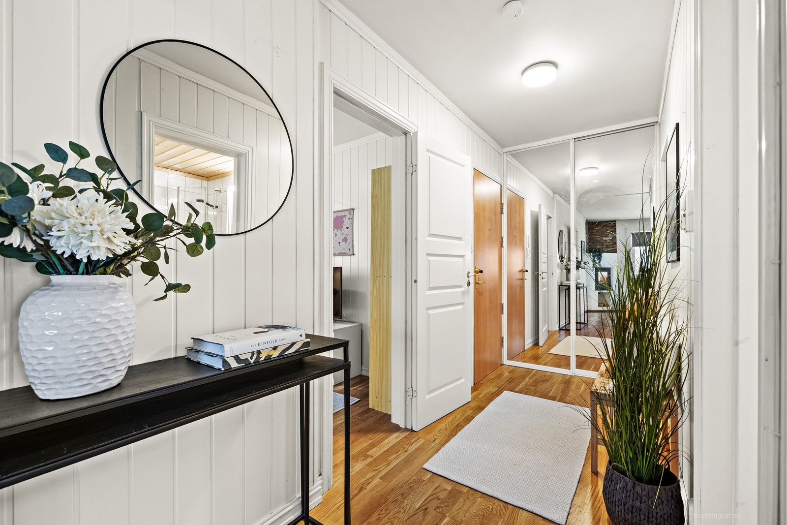 Entré med skyvedørsgarderobe for oppbevaring Galleribilde