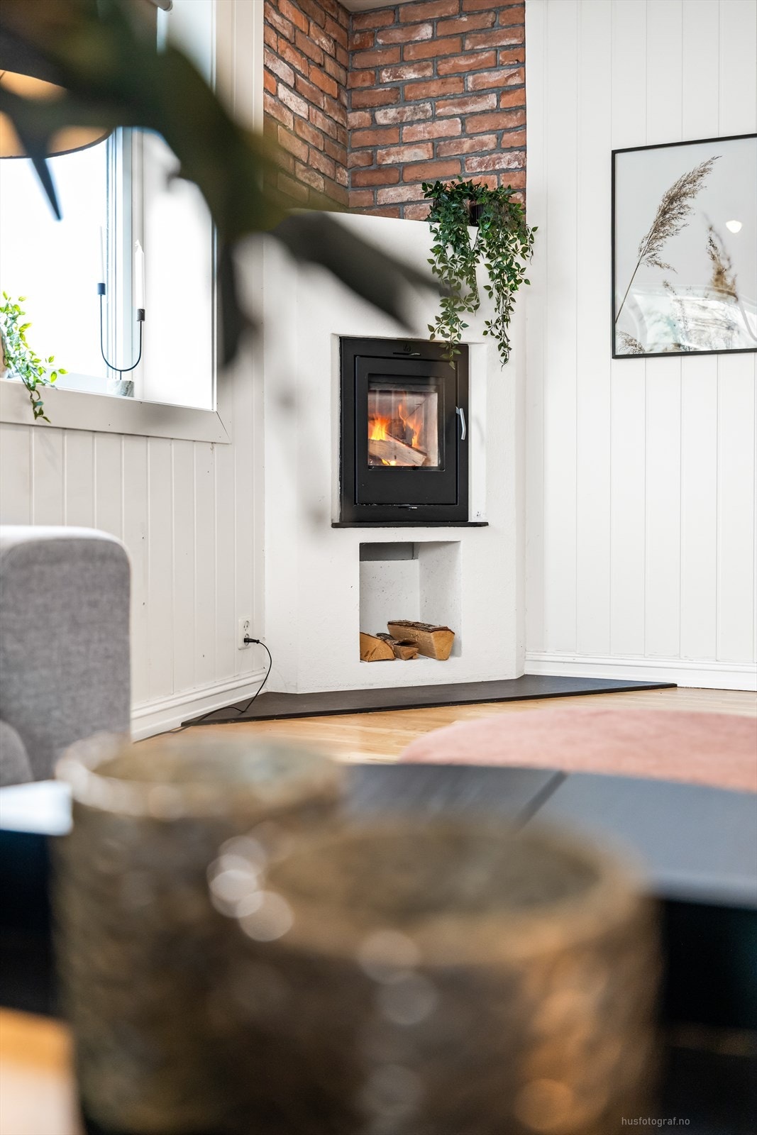 Det er etablert ildsted i stuen for oppvarming Galleribilde