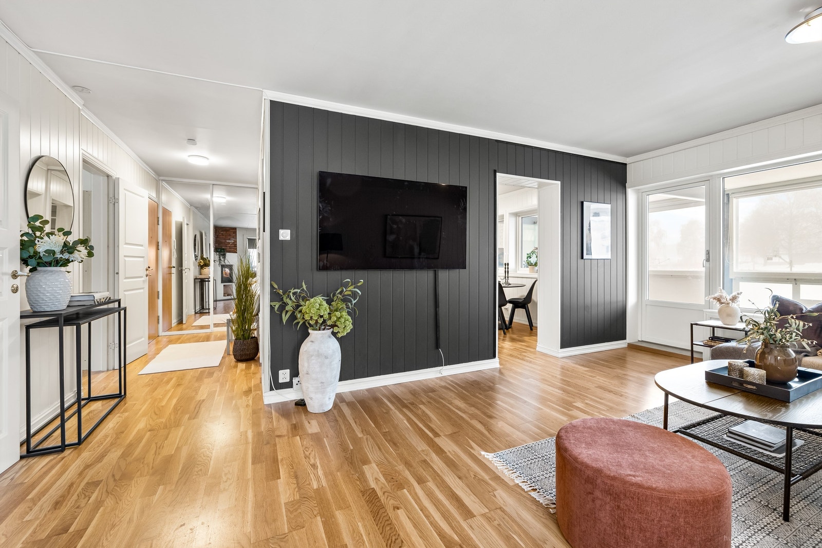 Stue med parkett på gulv, malte panelplater på vegg og malte himlingsflater Galleribilde