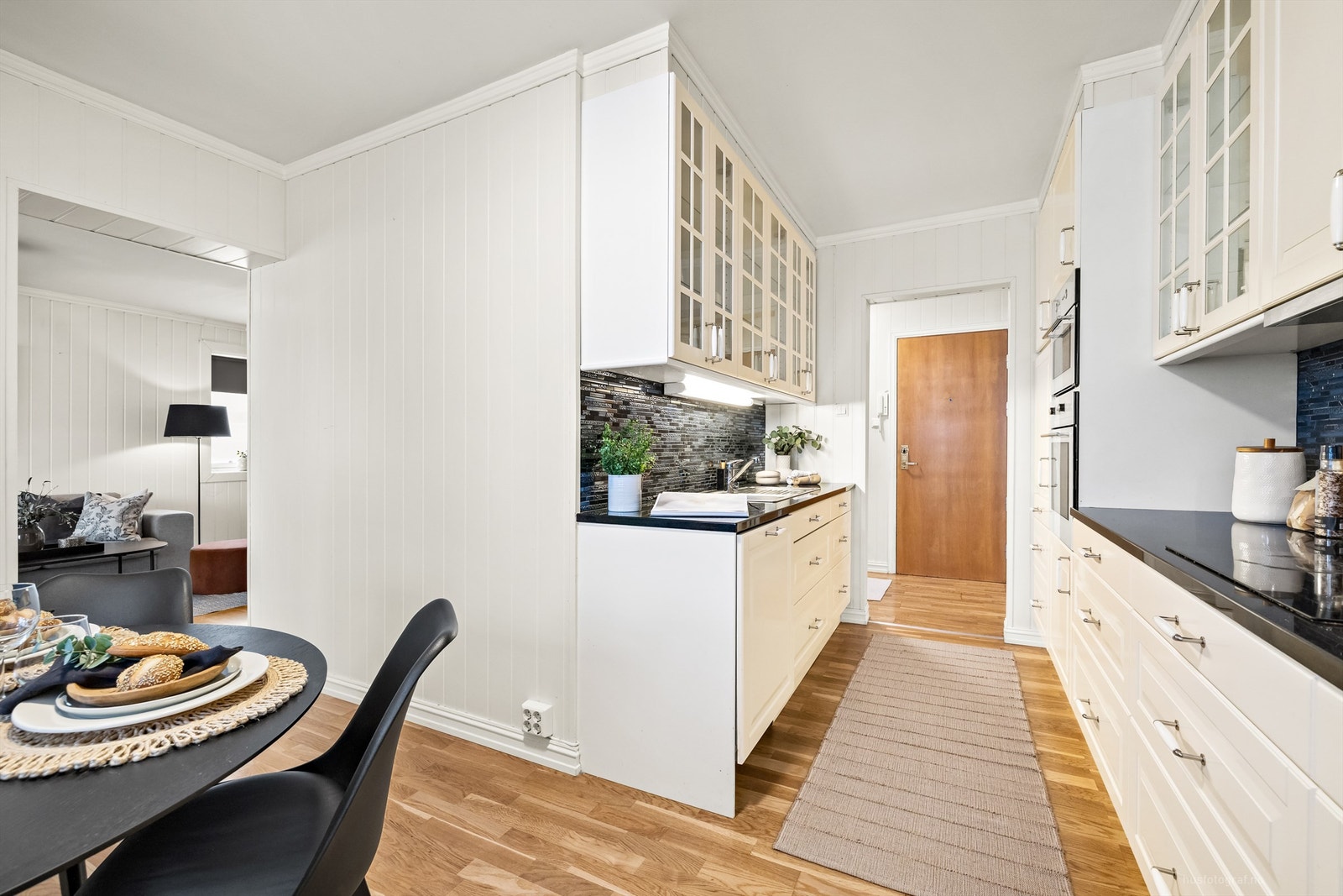 Benkeplate av stein og nedfelt oppvaskkum med ett-greps kjøkkenarmatur Galleribilde