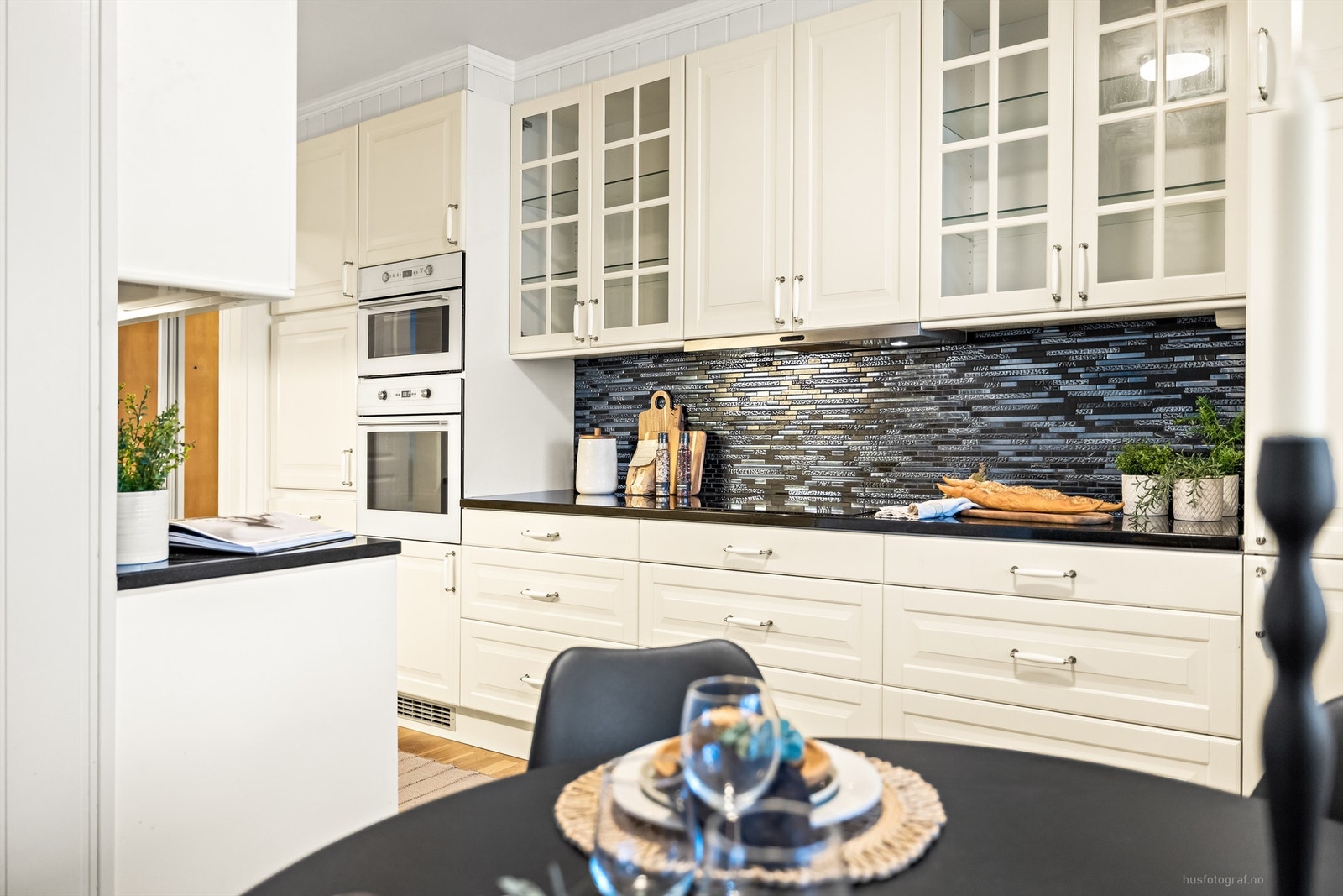 Integrert stekeovn, platetopp, oppvaskmaskin, mikrobølgeovn og kjøleskap med fryser Galleribilde