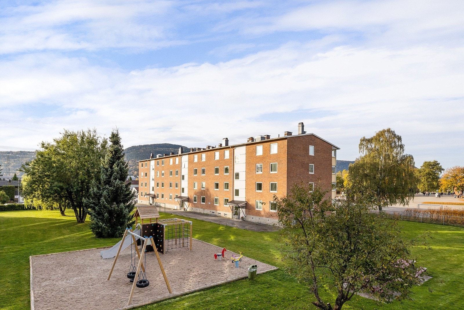Flotte opparbeidede fellesarealer med lekeplasser, sittebenker og gode uteplasser Galleribilde