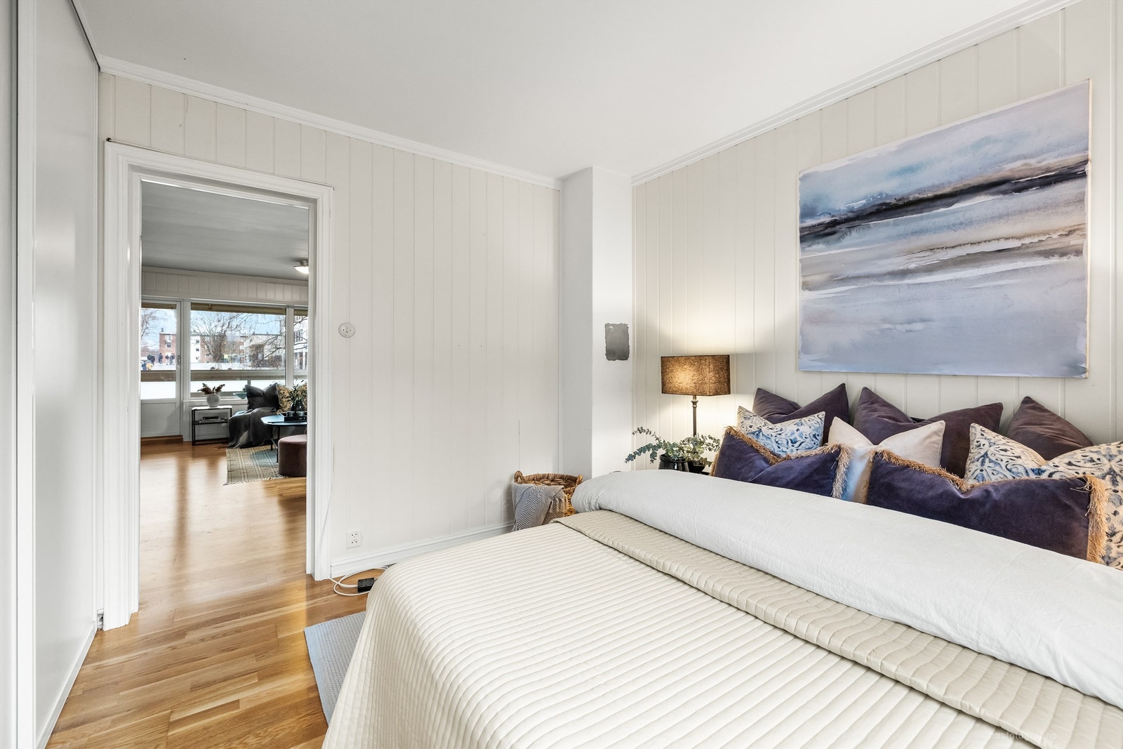 Svært innbydende soverom med behagelige fargetoner Galleribilde