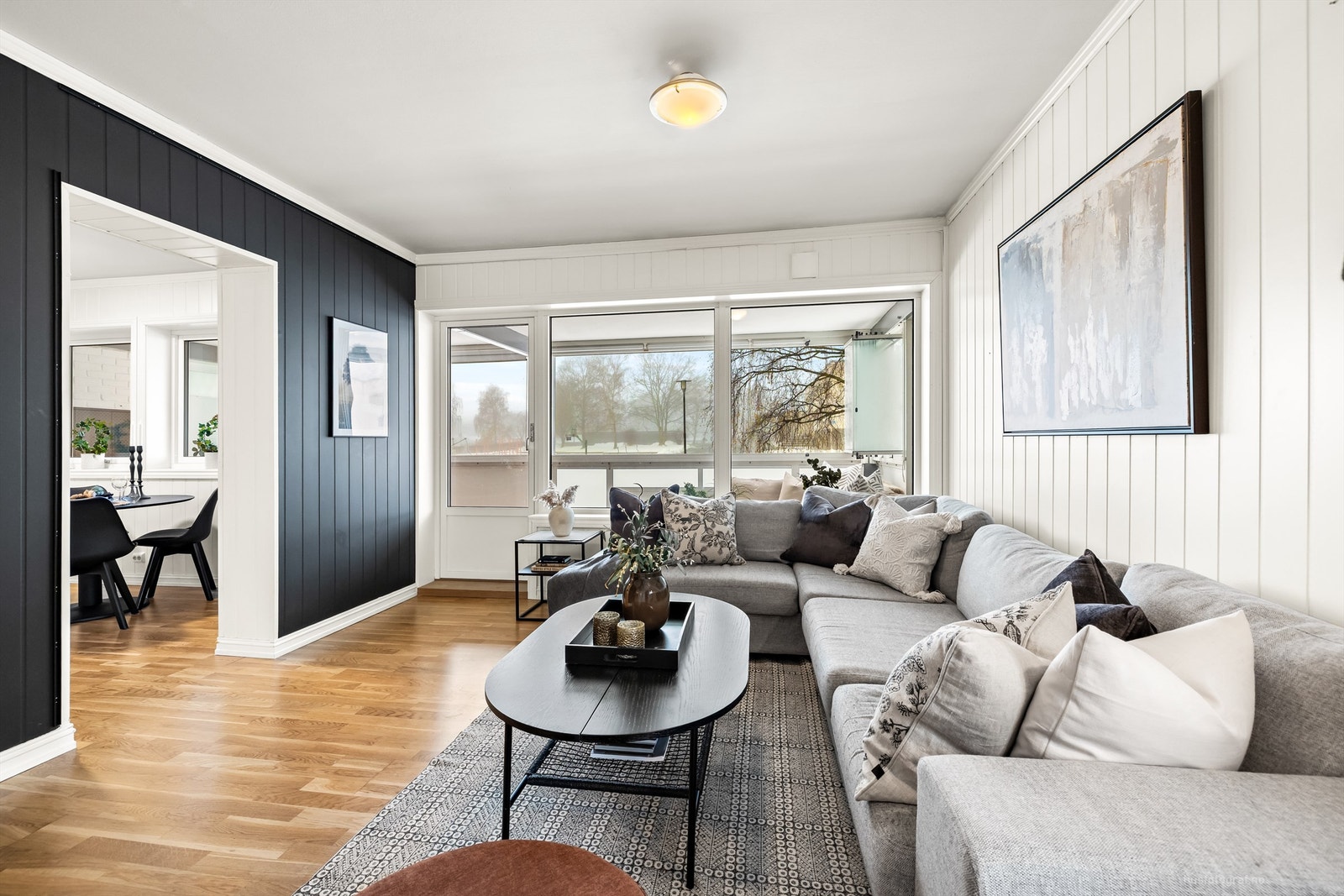 Utgang fra stue til sørvendt innglasset balkong på ca. 24 m2 Galleribilde