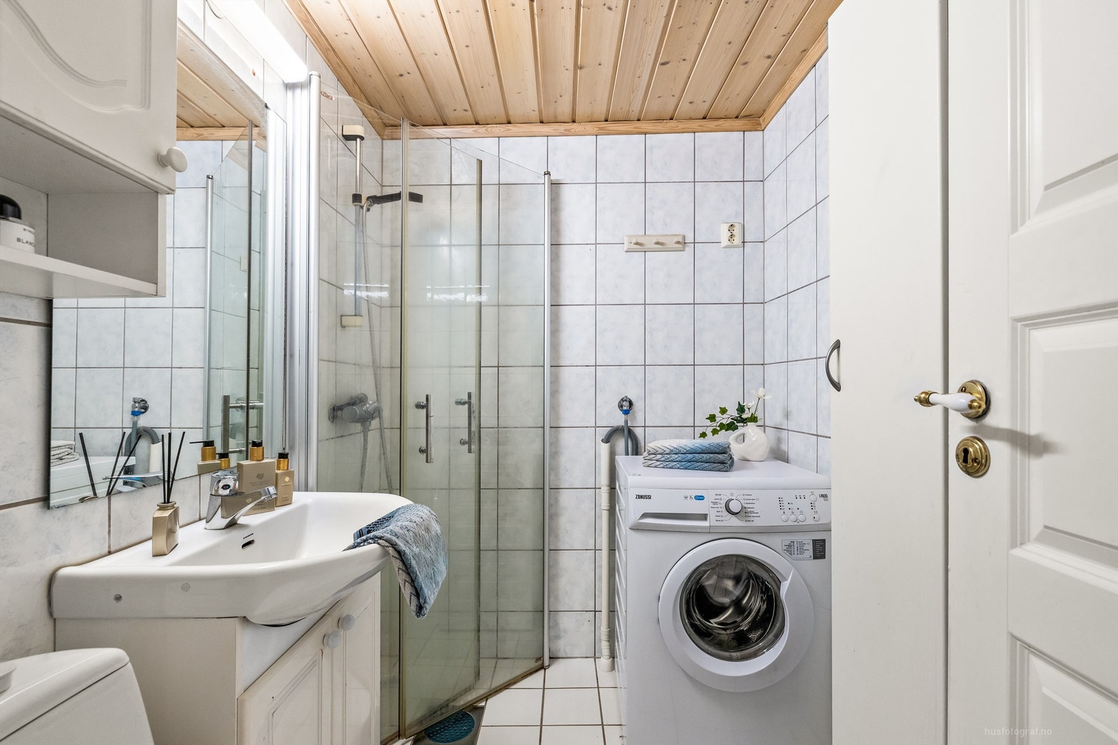 Flislagt baderom fra 2003 med gulvvarme Galleribilde