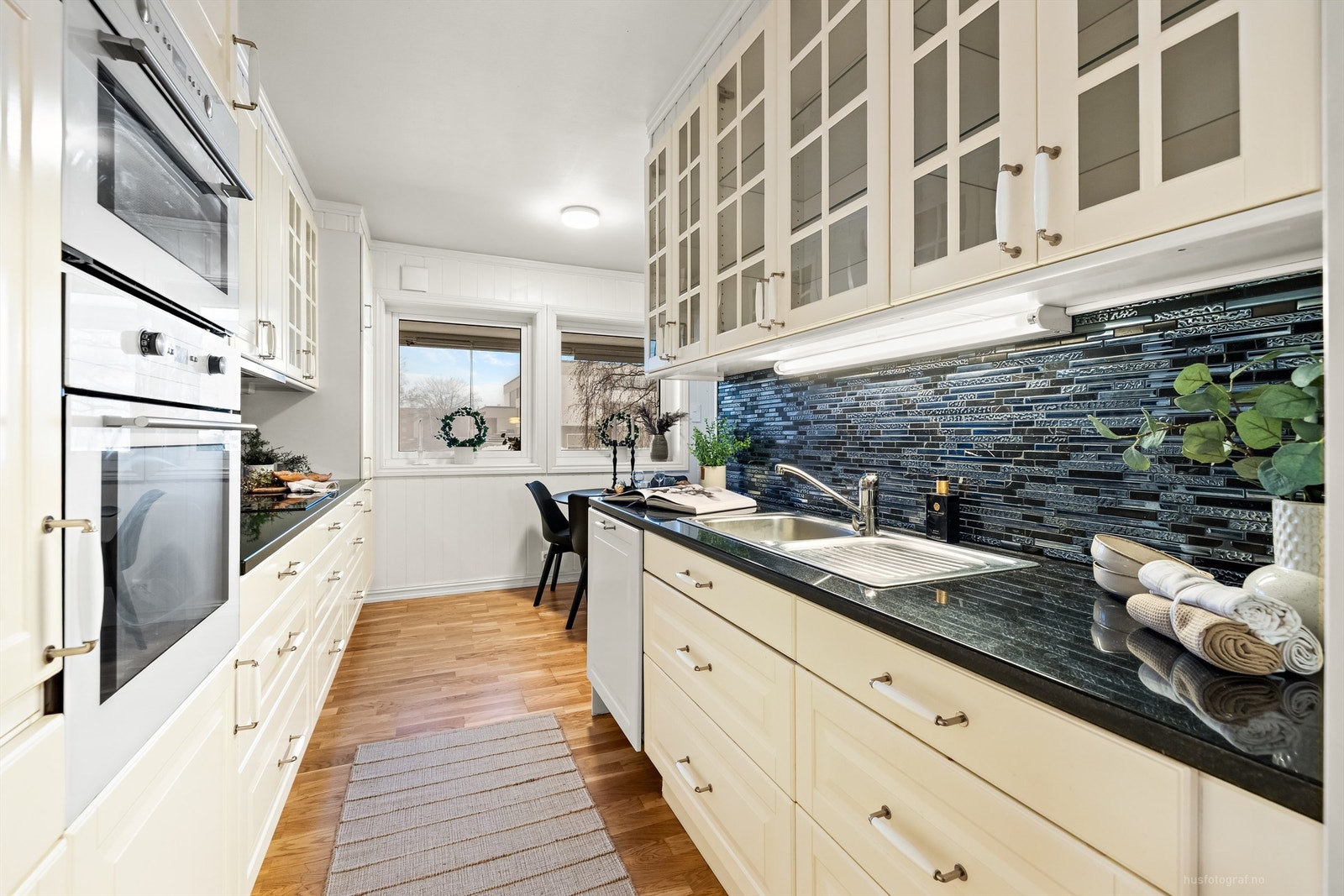 Kjøkkeninnredning fra 2012 med profilerte fronter Galleribilde