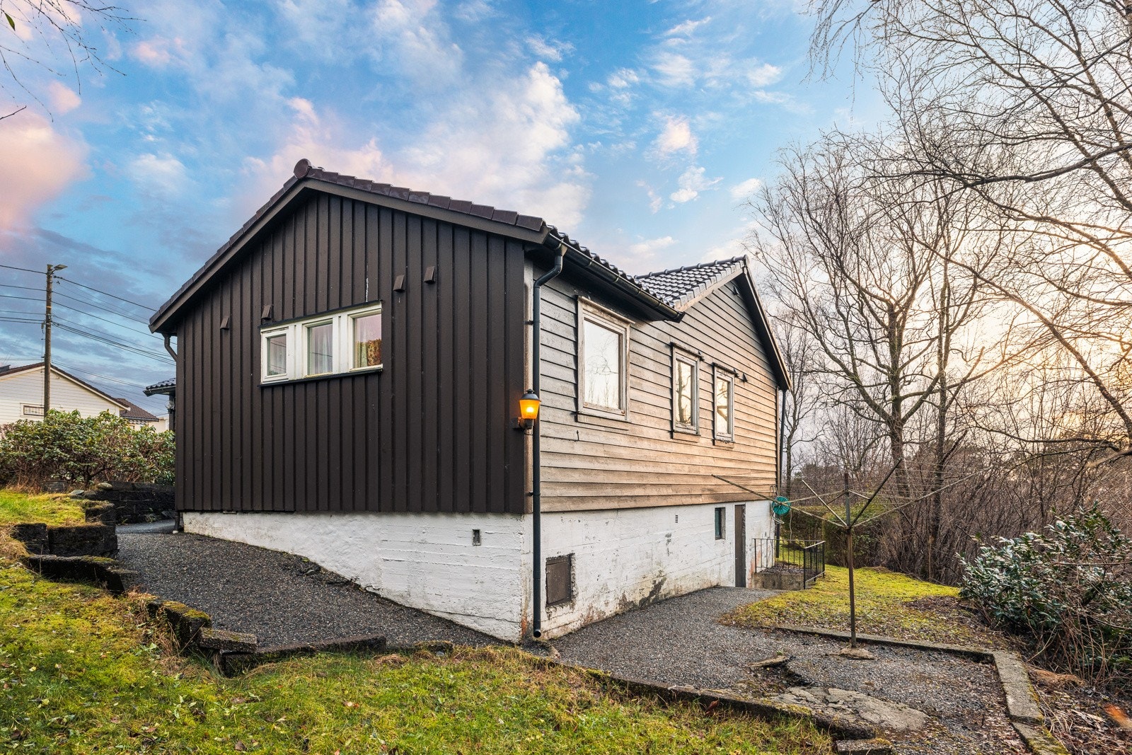 Ellers er det fine turmuligheter i nærområdet, populære badeplasser på Våganeset og Grønskjæret, marinaanlegg i Åstveitvågen og golfbane på Nedre Åstveit. Galleribilde