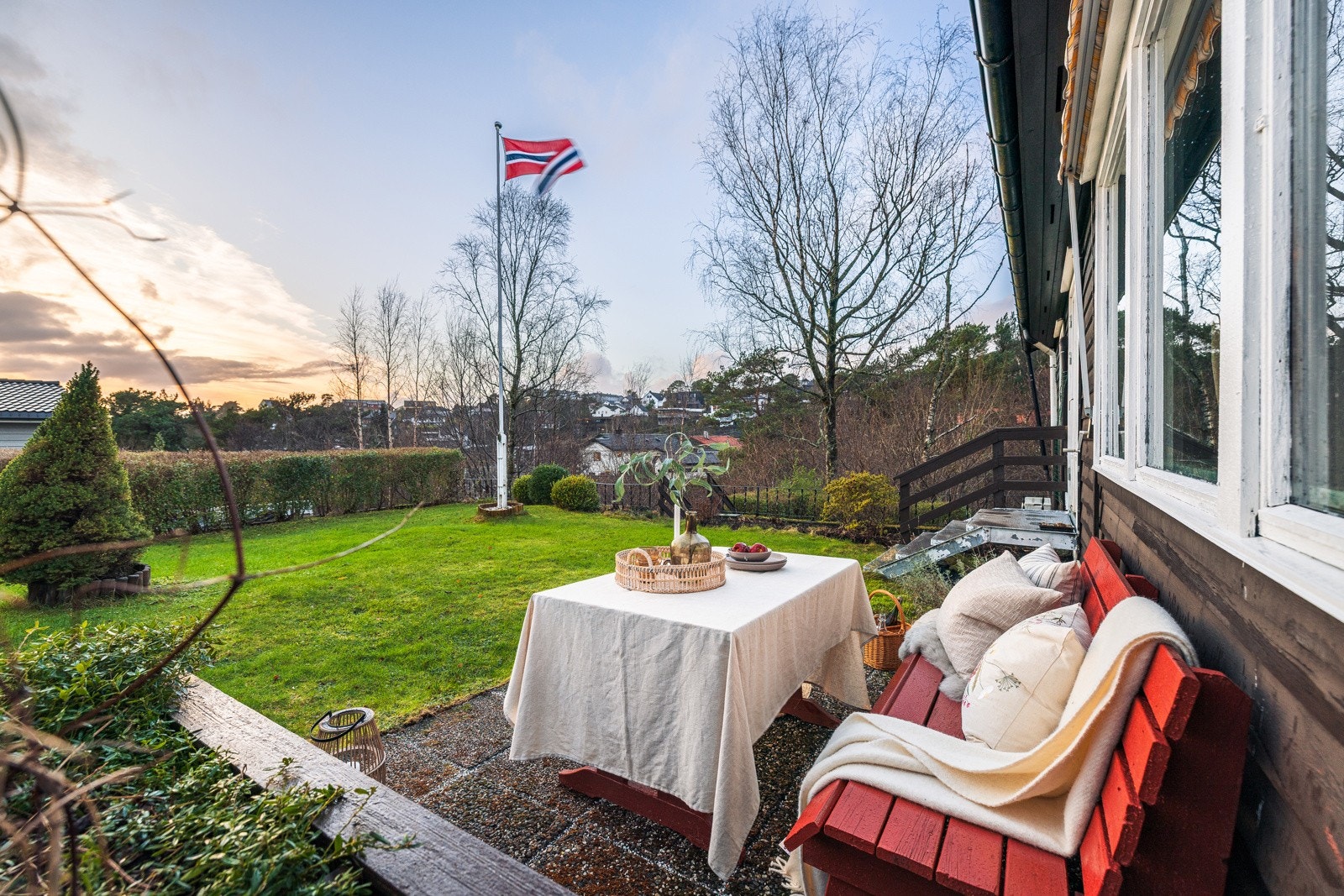 En innholdsrik enebolig med attraktiv beliggenhet i et rolig og barnevennlig område sentralt i Åsane. Galleribilde