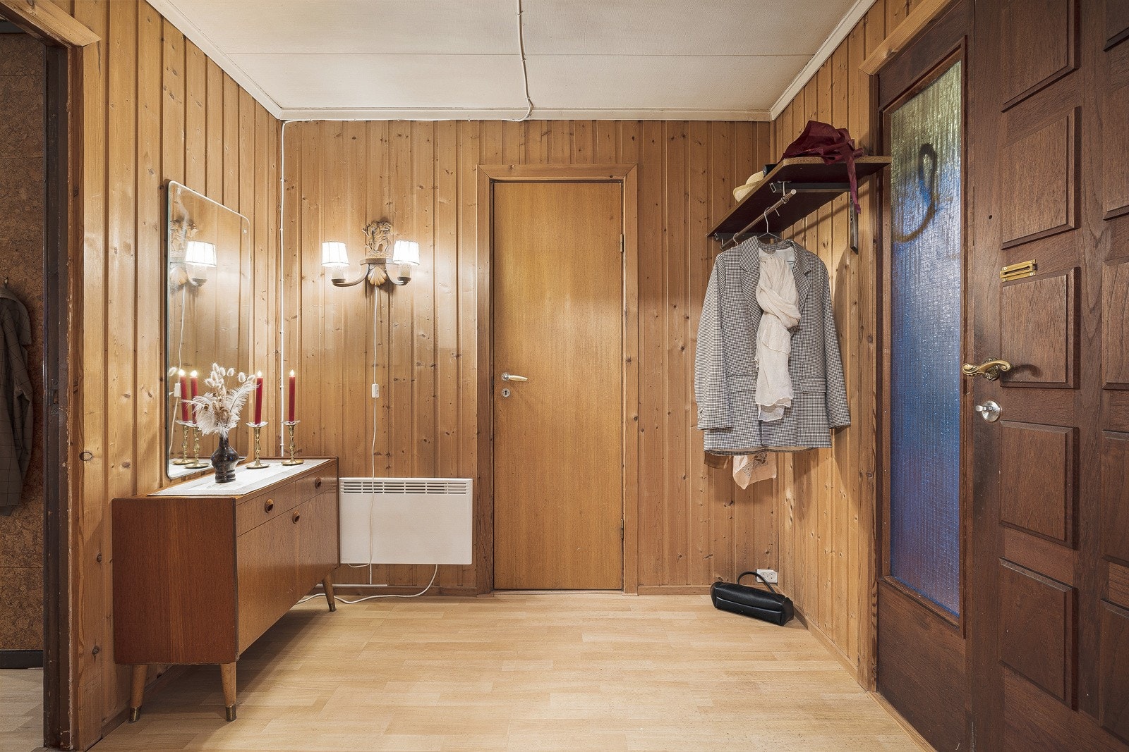 Entreen er lys og romslig med god plass til både sko og jakker. Galleribilde