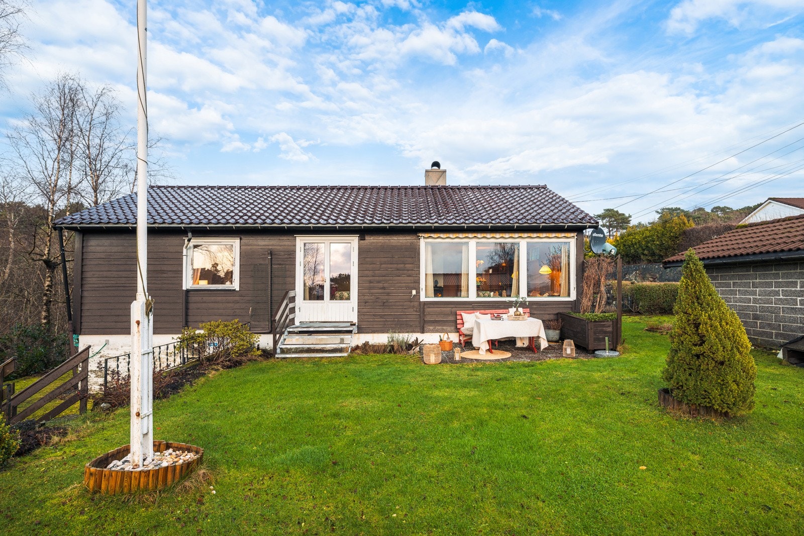 Boligen har en praktisk planløsning med "alt på ett plan", noe som gir en enkel og funksjonell hverdag. Galleribilde