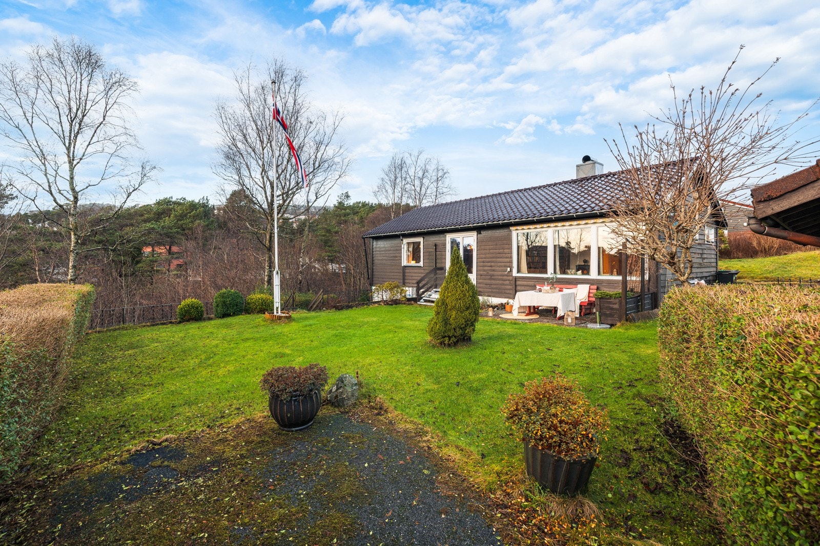 Dersom du har barn ligger barnehagene Espira Ulsetskogen og Ulsetåsen barnehage en 7 og 11 minutters gåtur unna. Barneskolen Ulsetskogen skole (1-7 trinn) ligger ca 12 minutter til fots fra eiendommen. Galleribilde