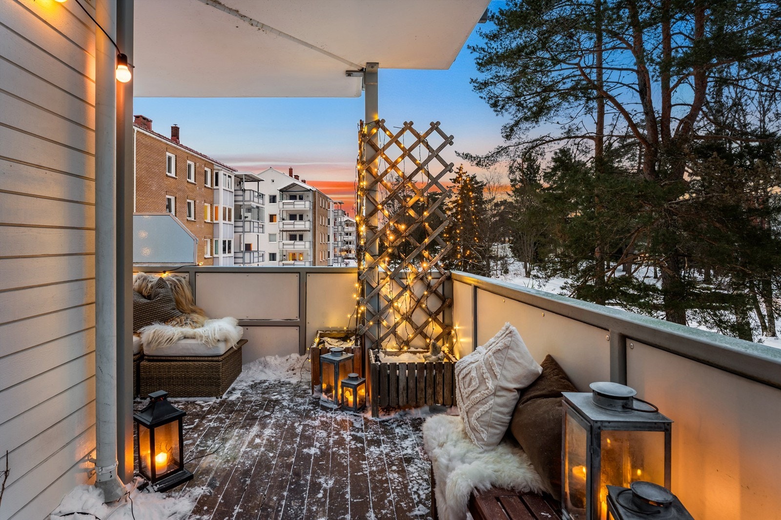 Utgang fra stue til stor balkong på 12 kvm. med god plass til flere sittegrupper. Den er overbygget, noe som gjør at uteplassen kan nytes uavhengig av været. Foto: Oh Shots Galleribilde