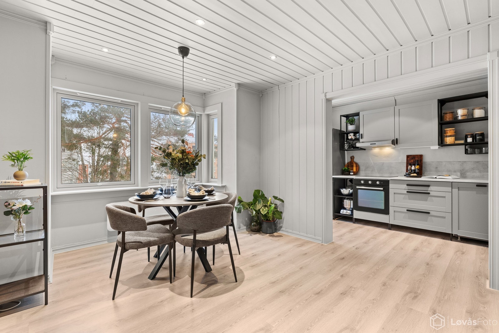 Spisestuen har plass til et stort spisebord for hyggelige sammenkomster. Galleribilde