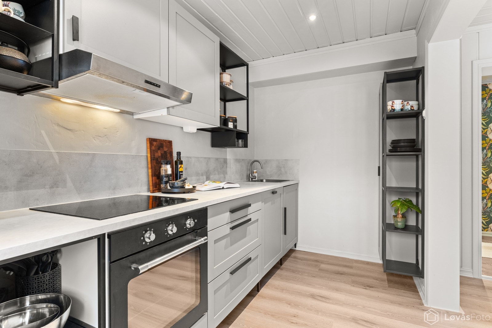 Laminatbenkeplate med nedfelt oppvaskkum og gode arbeidsflater. Galleribilde