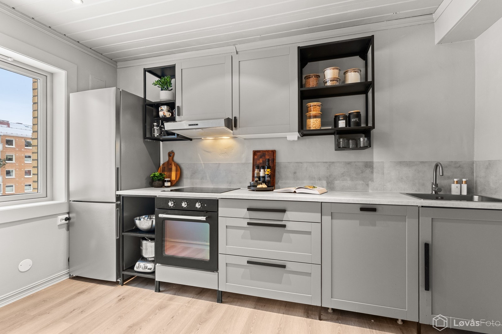Kjøkkenet er nytt fra 2023 og har et moderne og funksjonelt design. Innredningen har integrert komfyr, platetopp og oppvaskmaskin. Frittstående kjøleskap medfølger. Galleribilde