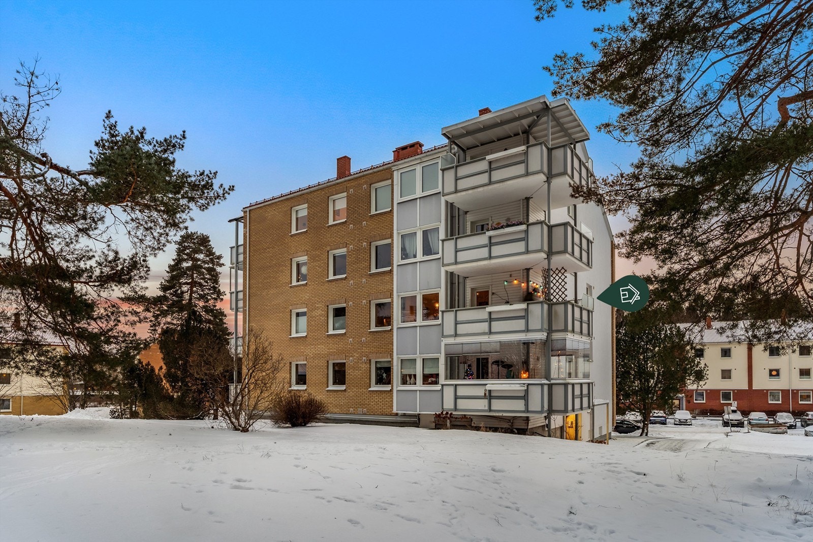 Bygget er pent vedlikeholdt og ligger tilbaketrukket fra veien. Galleribilde