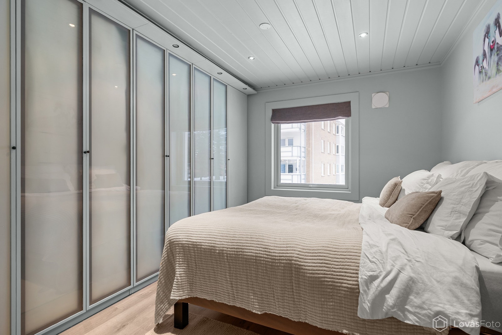 En romslig garderobeløsning gir rikelig med oppbevaringsplass. Galleribilde