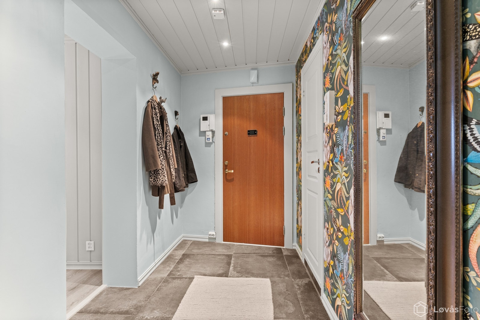 Romslig gang med direkte adkomst til øvrige rom i leiligheten. Galleribilde