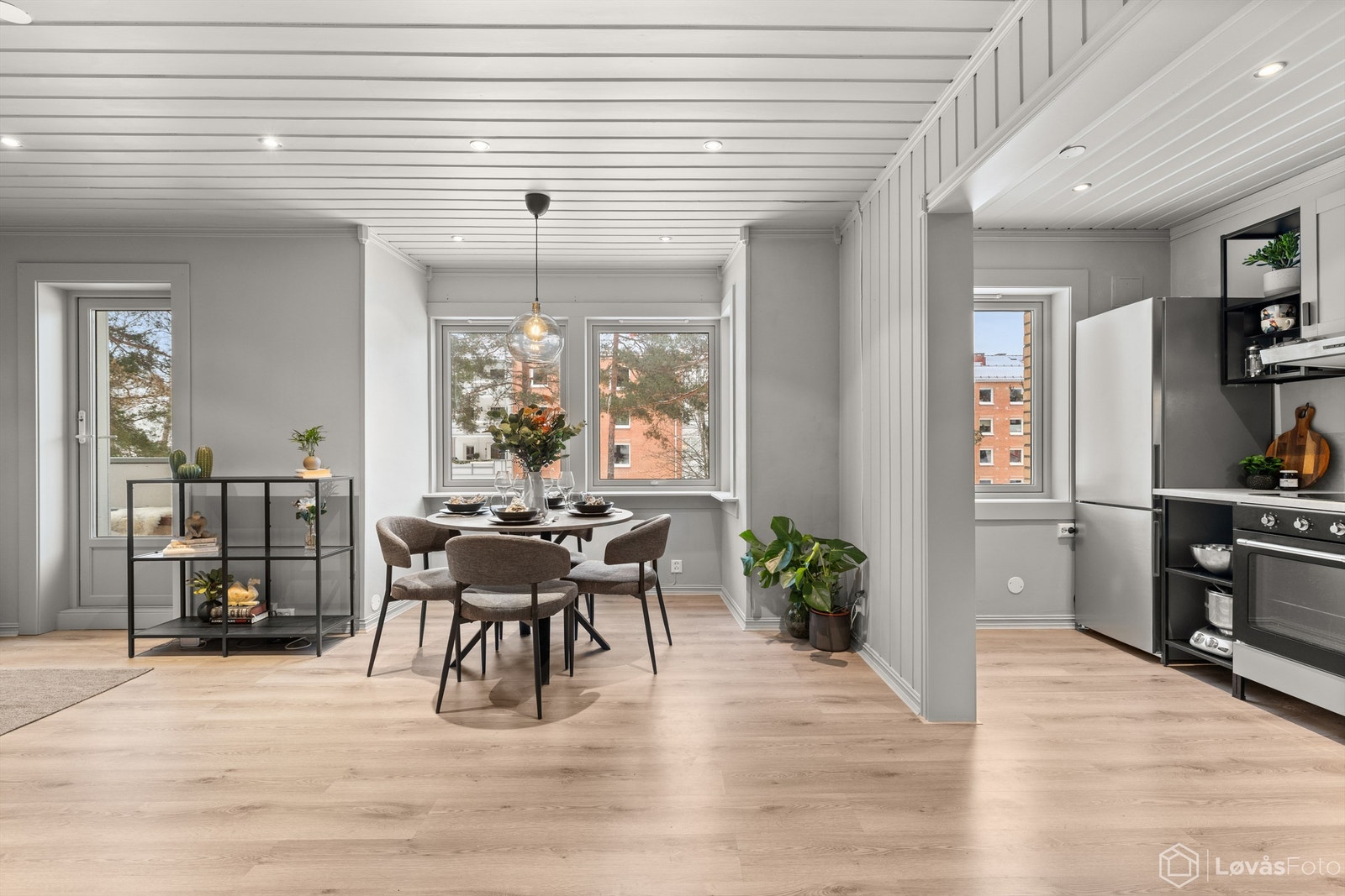 Store vindusflater fra 2020 slipper inn rikelig med naturlig lys. Galleribilde