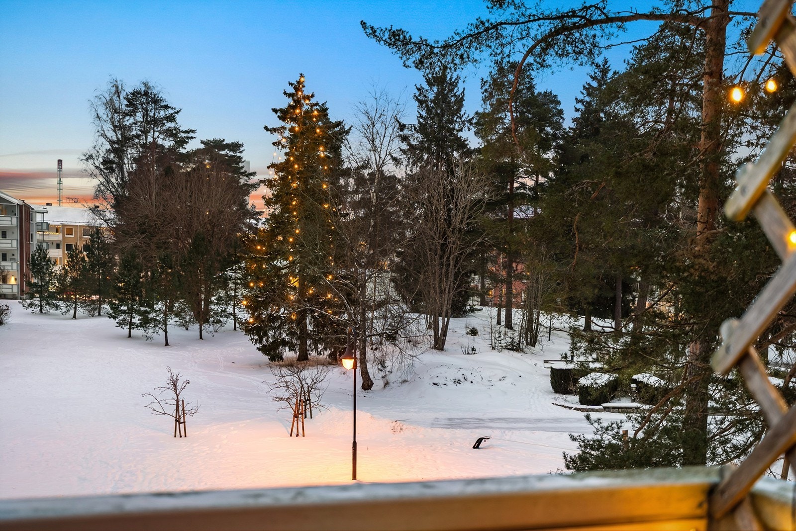 Hyggelig utsyn fra balkongen som vender ut mot rolige og grønne fellesarealer. Galleribilde