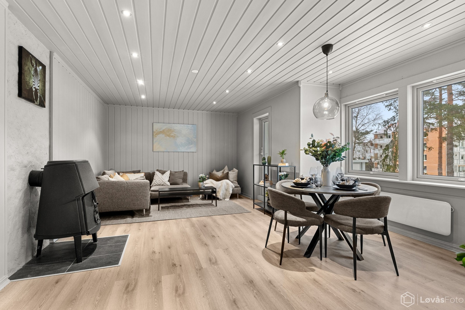 Gjennomgående nye gulv og nylig malte flater gir et helhetlig og tidsriktig inntrykk. Galleribilde