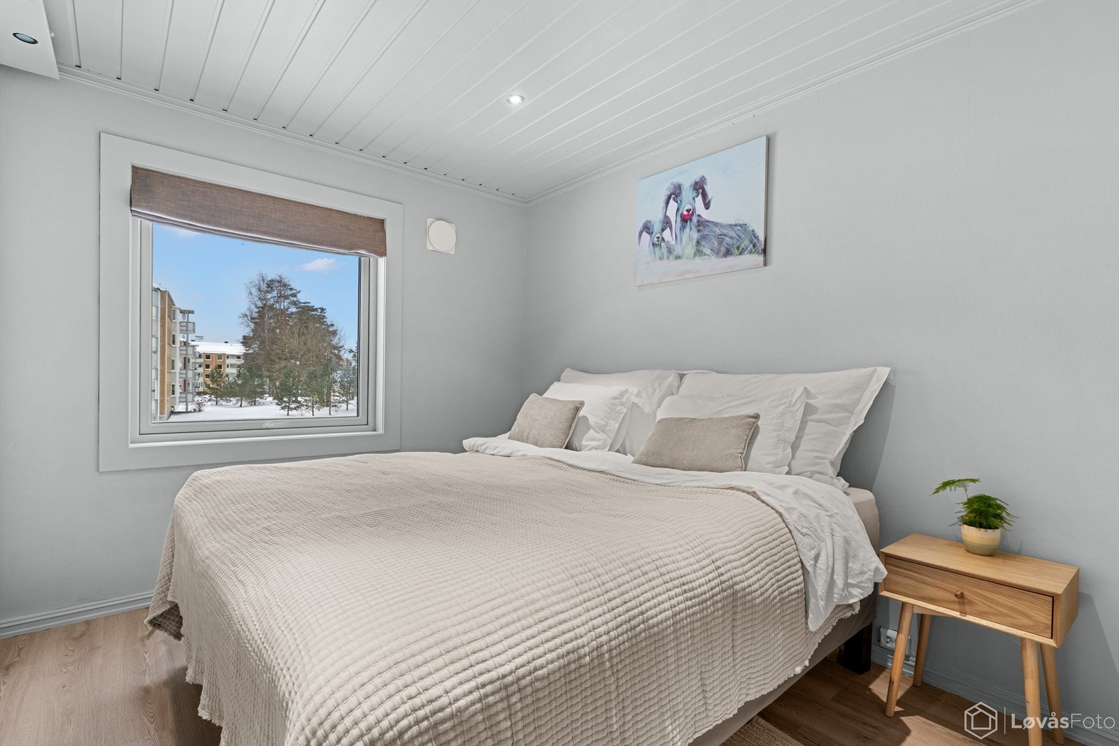 Leiligheten har et stort soverom med plass til dobbeltseng og nattbord. Galleribilde
