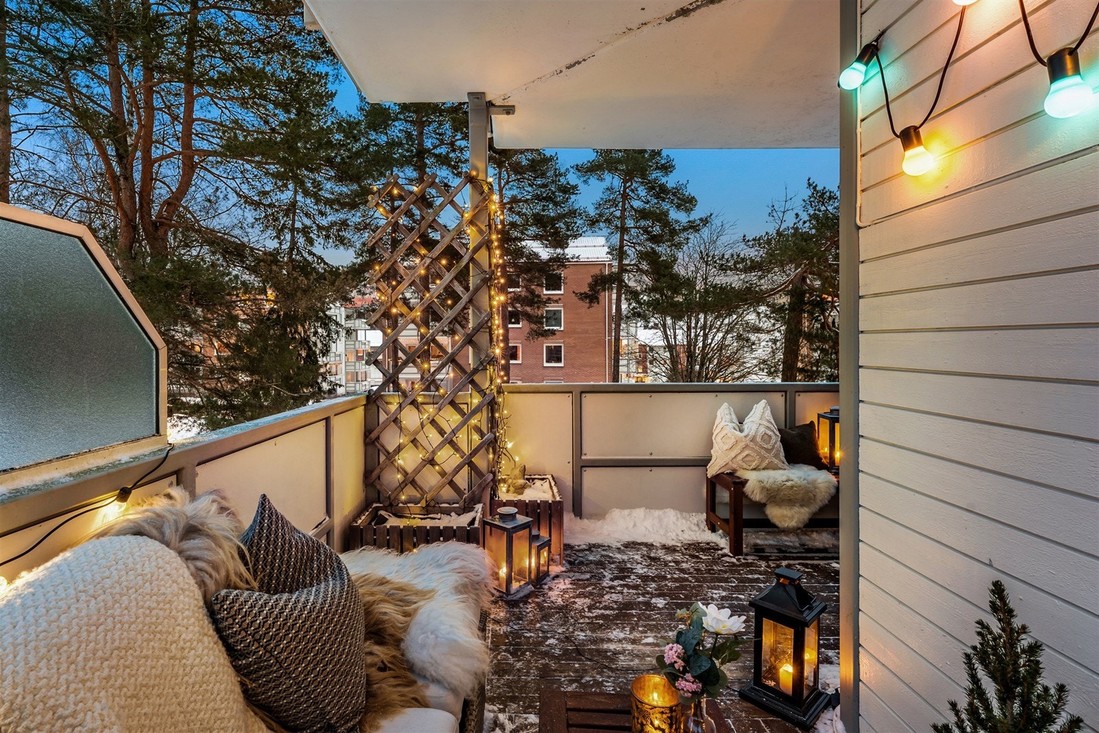 Fra stuen er det utgang til en ekstra stor, overbygget balkong på 12 kvm. Galleribilde