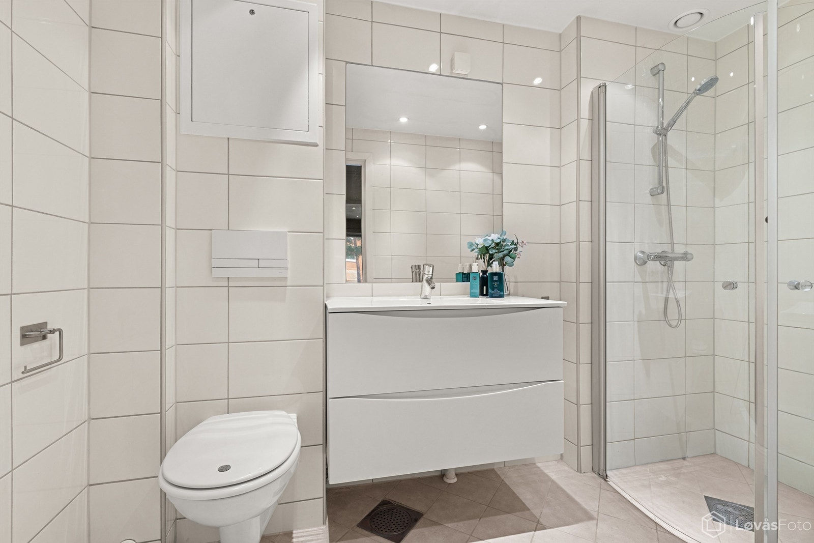 Fra entréen har du direkte adkomst til et pent baderom, oppusset av borettslaget i 2015. Badet har flislagte vegger og gulv, gulvvarme og downlights i tak. Galleribilde