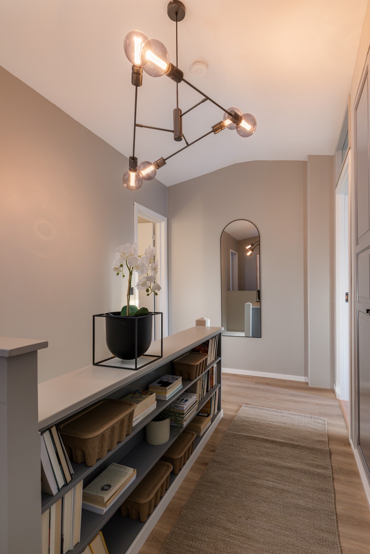 Hele etasjen ble betydelig oppgradert i 2022 med nytt gulv, nymalte vegger og tak, samt avrettede gulv i gang og begge barnerom. Det ble etterisolert og lagt gips i tak i gang samme år. Dører ble malt og alle dørhåndtak byttet. Galleribilde