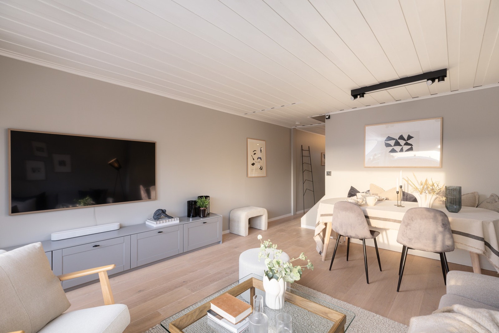 Rommet oppleves luftig og lunt med behagelige fargevalg. Galleribilde