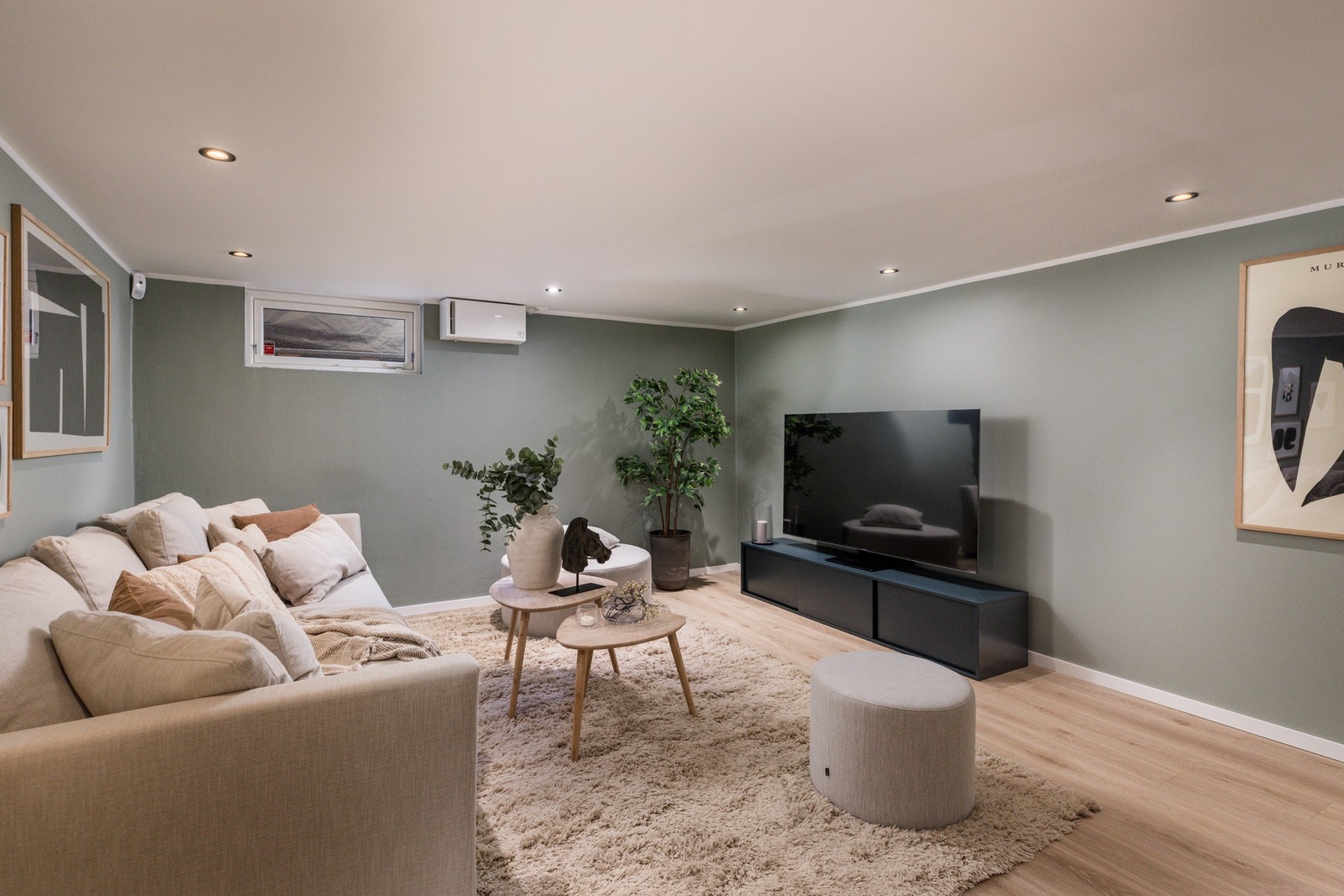 Underetasjen ble betydelig oppgradert i 2023 med nytt gulv, nytt vindu samt etablert ventilasjon. Det er integrerte Philips Hue-spotter som gir god og stemningsfull belysning. Galleribilde