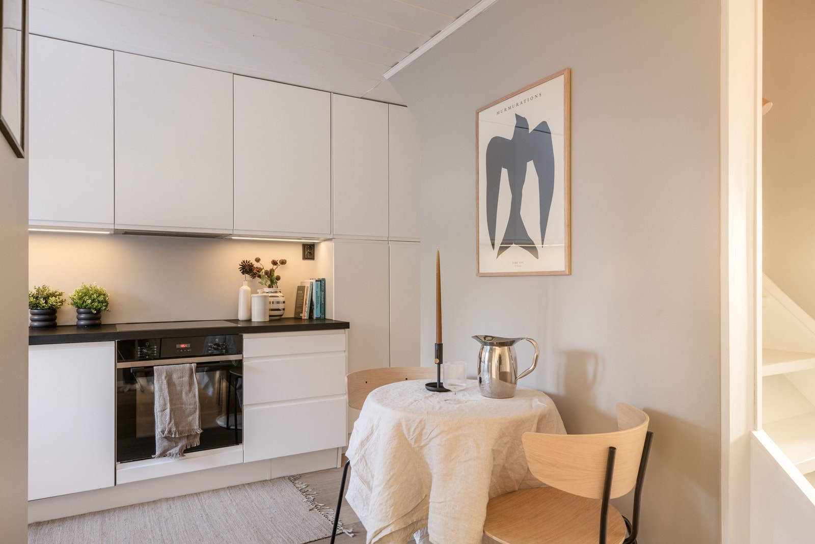 Kjøkken fra IKEA fra 2021 med moderne innredning og glatte fronter. Galleribilde